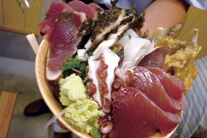 Let’s make your original donburi in Kure Taisho Market which is famous for Kuroshio Current and skipjack fishing.
