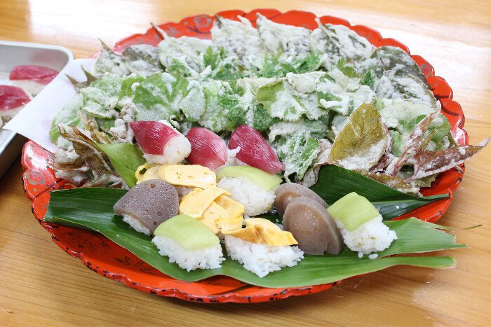 出来たての山菜天麩羅と田舎寿司を皿鉢に盛りこみ、「皿鉢」の完成。
